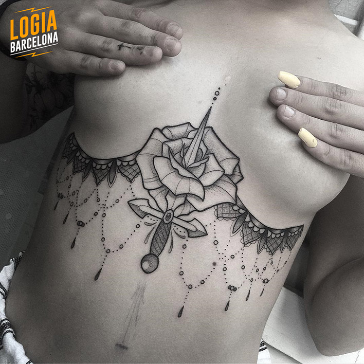 tatuaje_underboobs_cuchillo_blackwork_Dalmau_Tattoo_Logia_Barcelona   
